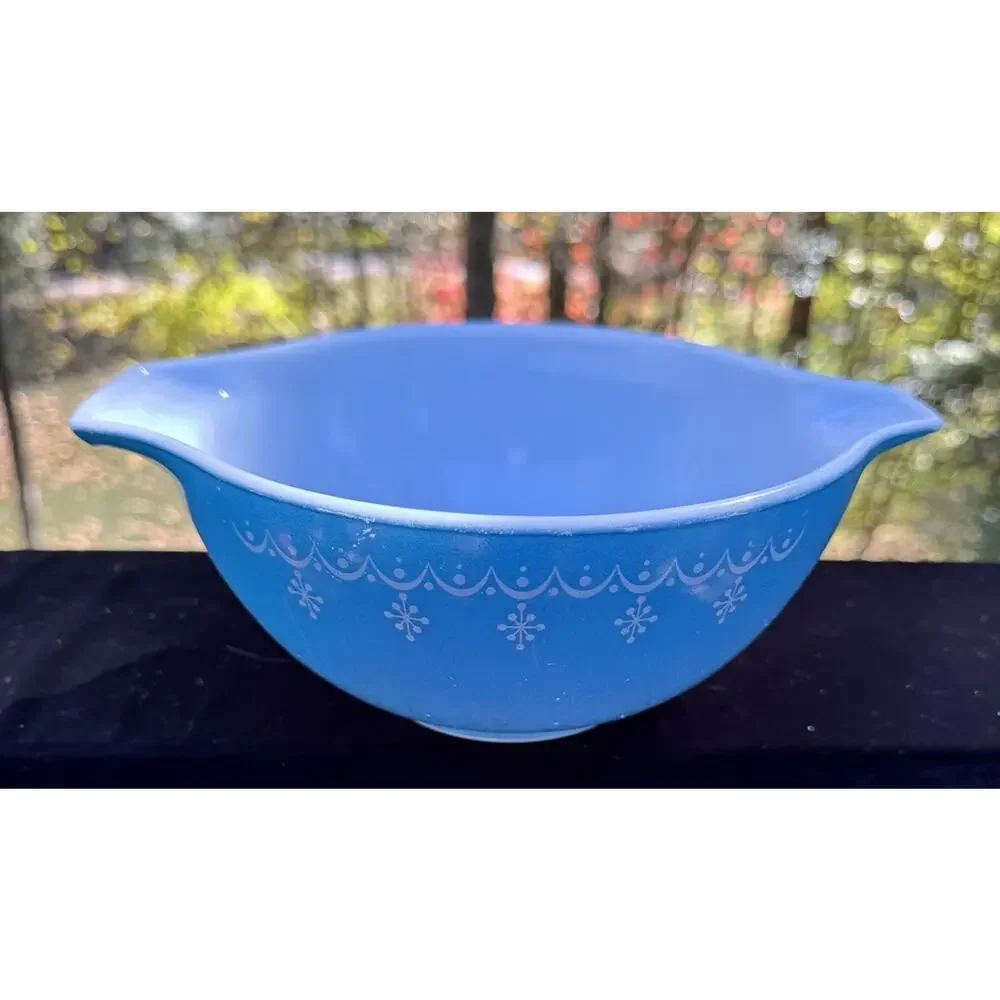 Vintage 1950’s Pyrex Blue Snowflake Glass Mixing Bowl 9” -S1DD